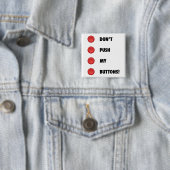 Badge Carré 5 Cm Ne poussez pas mes boutons ! (En situation)