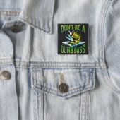 Badge Carré 5 Cm Ne sois pas un bass pêche idiot (En situation)