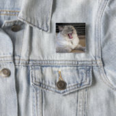 Badge Carré 5 Cm Neva Masquerade chat bâillonnant (En situation)