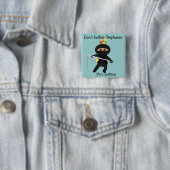 Badge Carré 5 Cm Ninja avec aiguille à coudre (En situation)