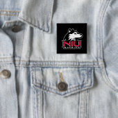 Badge Carré 5 Cm NIU Huskies (En situation)