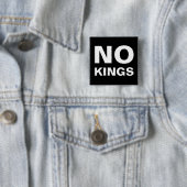 Badge Carré 5 Cm No Kings bold protest (En situation)