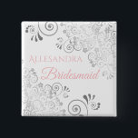 Badge Carré 5 Cm Nom de la servante mariage Balise rose et gris<br><div class="desc">Identifiez les joueurs clés de votre douche nuptiale, dîner mariage ou de répétition avec nos élégants boutons rose et gris. Conçu pour se coordonner avec notre suite de mariage rose et gris élégant, ce bouton présente une fausse feuille d'argent fleurissant sur un arrière - plan blanc avec texte rose lisant...</div>