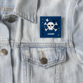 Badge Carré 5 Cm Nom personnalisable Cute Skull and Crossbones (En situation)