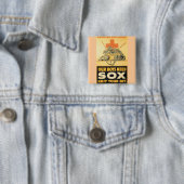 Badge Carré 5 Cm Nos garçons ont besoin de Sox (En situation)