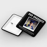 Badge Carré 5 Cm Notre photo instantanée pour diplômés | Graduation<br><div class="desc">Attention à tous les parents fiers d'élèves diplômés ! Fêtez cette étape importante avec nos boutons "Graduate" modernes et élégants. Ces boutons spéciaux ont un effet photo instantané et un texte modèle élégant, customisé avec le nom de votre enfant, l'école et l'année de classe. Commémorez avec fierté et style leurs...</div>
