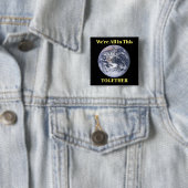 Badge Carré 5 Cm Nous sommes tous en cela ensemble (En situation)