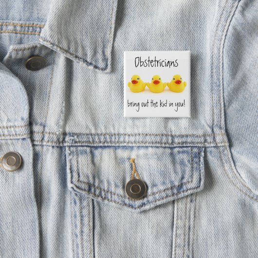 Badge Carré 5 Cm Obstétriciens et canards en caoutchouc jaunes (En situation)