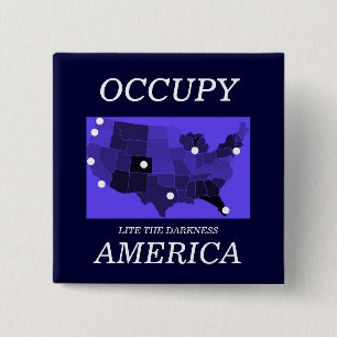 BADGE CARRÉ 5 CM OCCUPY AMERICA LITE L'OBSCURITÉ
