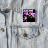 Badge Carré 5 Cm Orchidée blanche et violette (En situation)