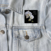 Badge Carré 5 Cm Orchidée blanche sur Mariage noir (En situation)
