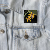 Badge Carré 5 Cm Orchidée jaune Fleur tropicale Botanique (En situation)