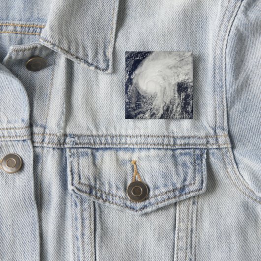 Badge Carré 5 Cm Ouragan Otto 2 (En situation)