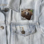 Badge Carré 5 Cm Ours Kodiak (En situation)