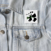 Badge Carré 5 Cm Panda géant mange nom bambou (En situation)