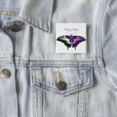 Badge Carré 5 Cm Papillon à queue noire non binaire (En situation)