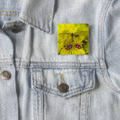 Badge Carré 5 Cm Papillon sur jaune (En situation)