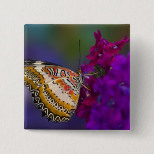 Badge Carré 5 Cm Papillon tropical sur fleurs violettes