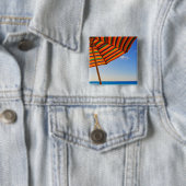 Badge Carré 5 Cm Parapluie de plage coloré sur une journée ensoleil (En situation)