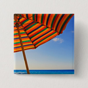 Badge Carré 5 Cm Parapluie de plage coloré sur une journée ensoleil