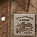 Badge Carré 5 Cm Party Posse Cowboy Bachelor Party Groomsman<br><div class="desc">Identifiez vos groomsmen avec ces boutons de bachelor. Dispose d'un design western cowboy amusant avec un badge du shérif, une botte de cowboy & casquette, et vintage lettrage en bois : Party Posse Groomsman. Il y a de la place pour son nom, le nom du marié et la date de...</div>