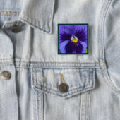 Badge Carré 5 Cm Pensée Bleu-Violette (En situation)