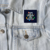 BADGE CARRÉ 5 CM PENSEZ À UN PROTON ET RESTEZ POSITIF (En situation)