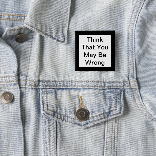 Badge Carré 5 Cm Pensez Que Vous Avez Peut-Être Trait (En situation)