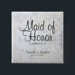 Badge Carré 5 Cm Peonies blanches et coeurs Mariage Maid of Honor N<br><div class="desc">Ce bouton d'étiquette de nom magnifique est parfait pour identifier les membres clés de la fête de mariage à la douche nuptiale, dîner de répétition ou réception de mariage. Il présente un script noir moderne en lettrage sur un arrière - plan de reflet des fleurs et des coeurs de pivoines...</div>