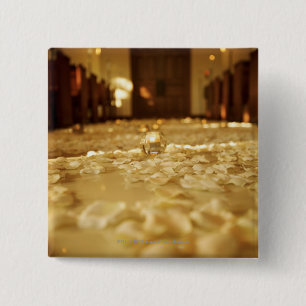 Badge Carré 5 Cm Pétales de fleur sur le plancher de l'église
