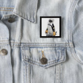 Badge Carré 5 Cm Petit Penguin portant un engin de hockey (En situation)