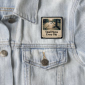 Badge Carré 5 Cm Petits pas chaque jour (En situation)