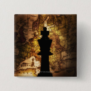 Badge Carré 5 Cm Pièce d'échecs de roi sur la carte de Vieux Mond