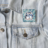 Badge Carré 5 Cm Pingouins D'Aquarelle Bleu D'Hiver Avec Écharpes (En situation)