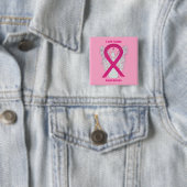 Badge Carré 5 Cm Pins Angles de ruban rose chaud (En situation)