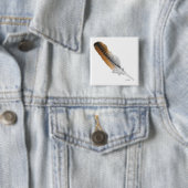 Badge Carré 5 Cm plume de Buse à queue rousse (En situation)
