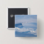 Badge Carré 5 Cm Plume Émanant Du Volcan Kliuchevskoi. (Devant & derrière)