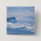 Badge Carré 5 Cm Plume Émanant Du Volcan Kliuchevskoi. (Devant)