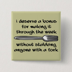 Badge Carré 5 Cm Poignarder n'importe qui avec un insigne drôle de