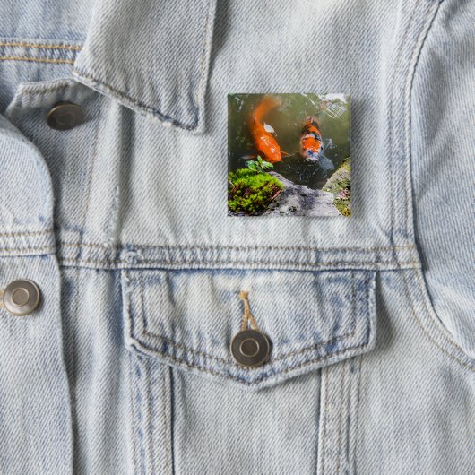 Badge Carré 5 Cm Poisson Koi dans un étang (En situation)