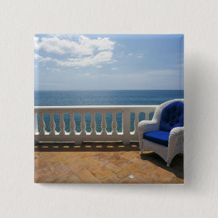 Badge Carré 5 Cm Porto Rico. Chaise en osier et terrasse carrelée à