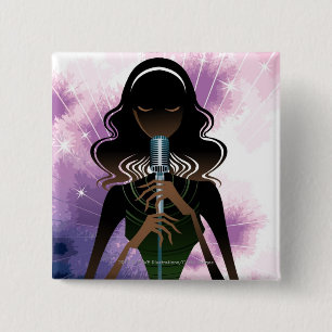 Badge Carré 5 Cm Portrait de femme tenant le microphone
