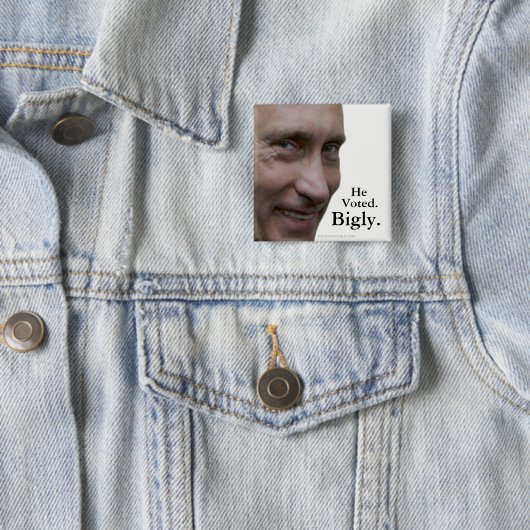 Badge Carré 5 Cm Poutine a voté Bigly. (En situation)