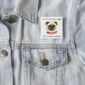 Badge Carré 5 Cm Pré café Pugnacious Attitude avec Carlin (En situation)