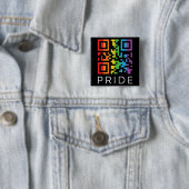 Badge Carré 5 Cm Pride Rainbow QR Code LGBTQIA+ (En situation)