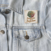 Badge Carré 5 Cm Progrès plutôt que Perfection (En situation)