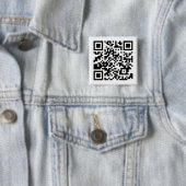 Badge Carré 5 Cm Qr Code RickRoll Gif (En situation)