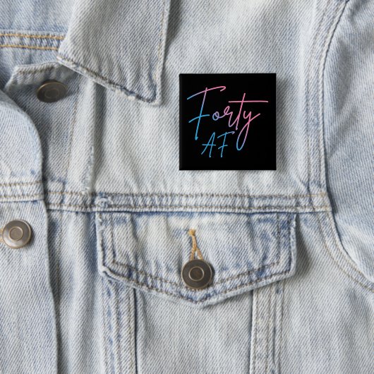 Badge Carré 5 Cm Quarante AF II - Cadeau d'anniversaire (En situation)