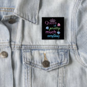 Badge Carré 5 Cm " Queen of Pretty Much " Citation (En situation)
