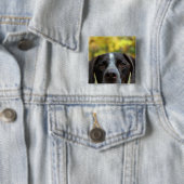 Badge Carré 5 Cm Qui chien de Dat ? (En situation)